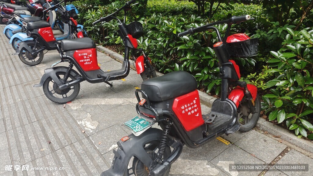 路邊停放的多輛紅色電動車
