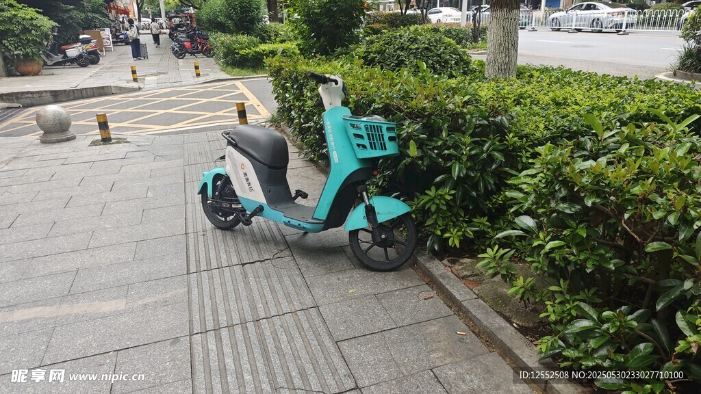 路邊停放的共享電動自行車
