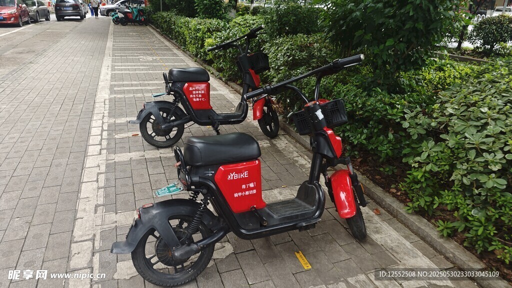 路邊停放的共享電動滑板車