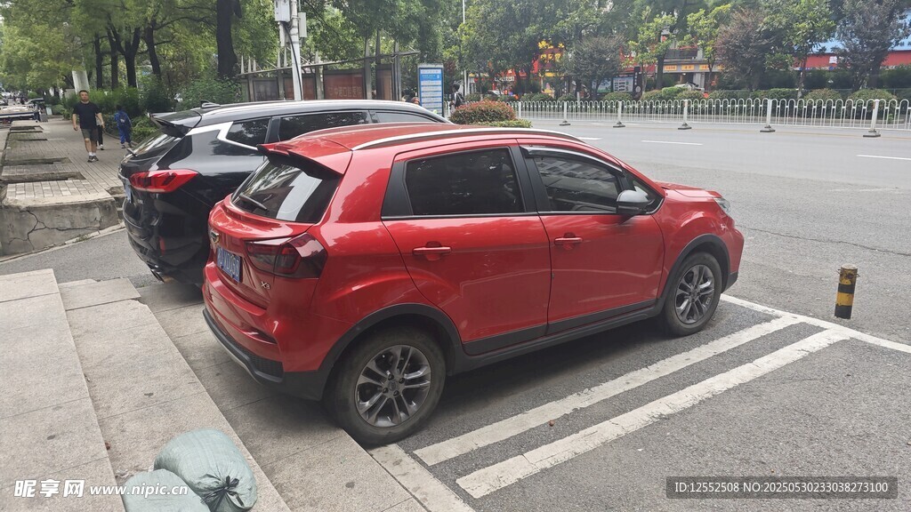 紅色SUV停在路邊車位