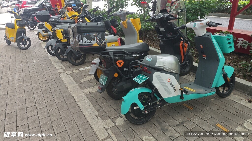街邊停放的多彩電動摩托車