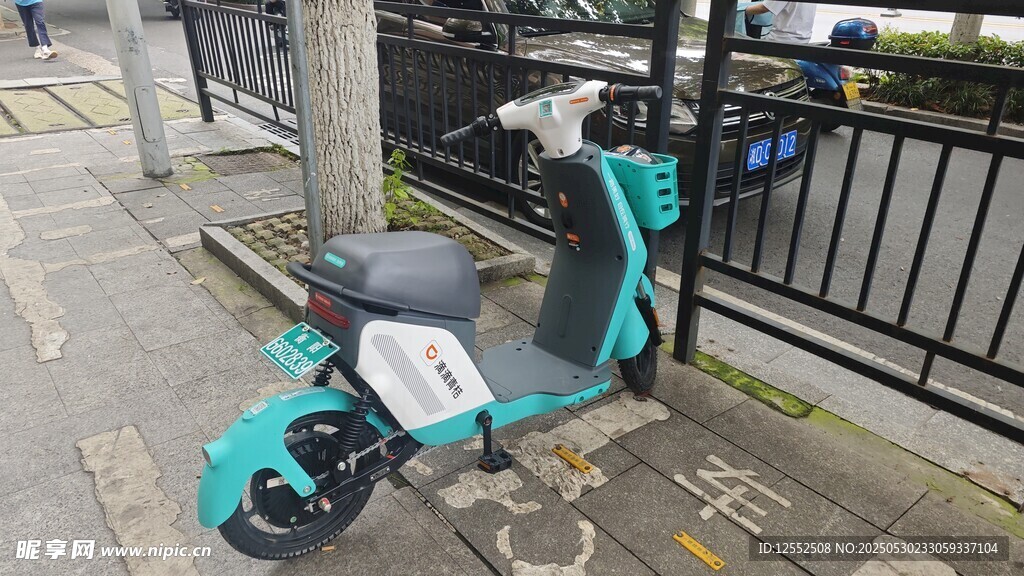 倒地的藍綠色電動摩托車