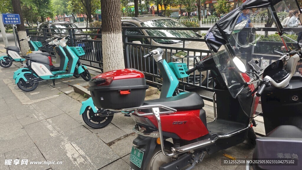 街邊停放的多輛電動摩托車