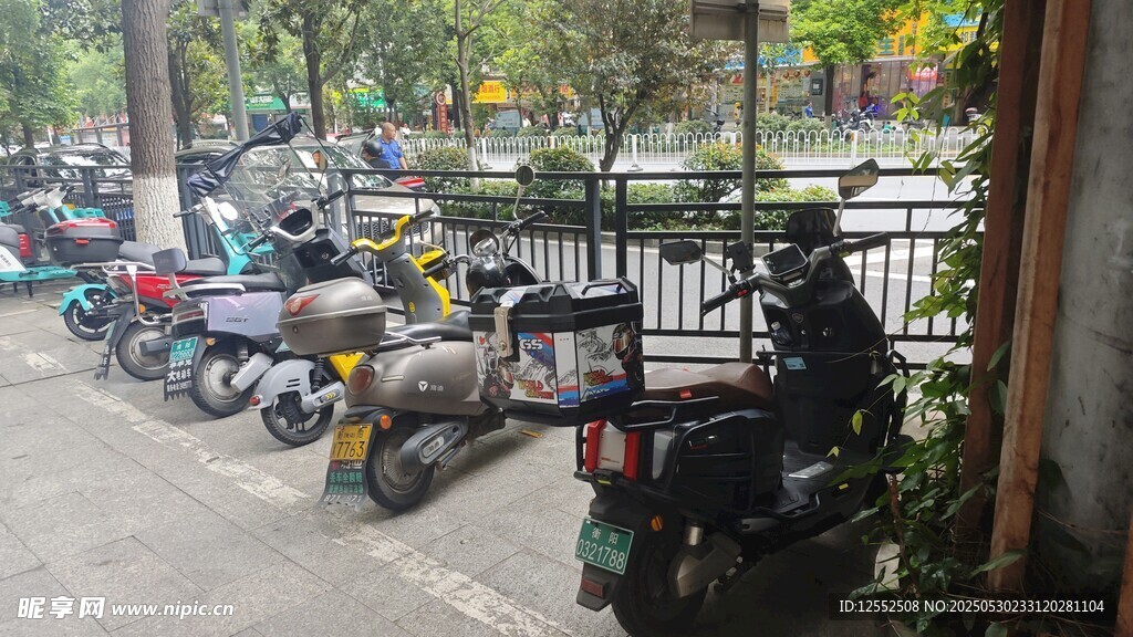 戶外停放的多輛摩托車