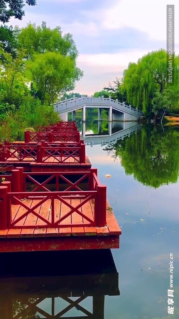 湖上紅橋美景如畫