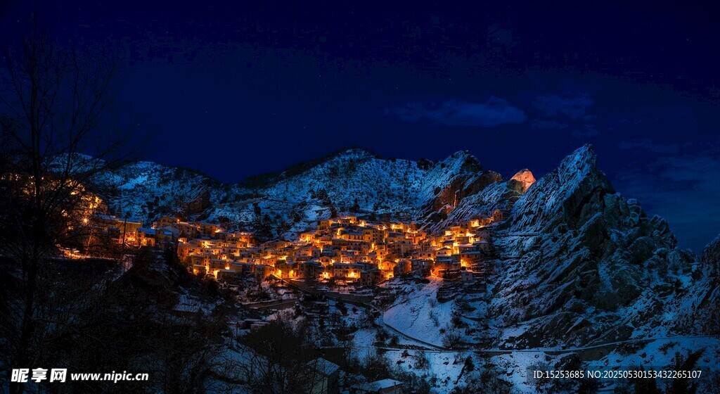 雪夜中的璀璨山間小鎮