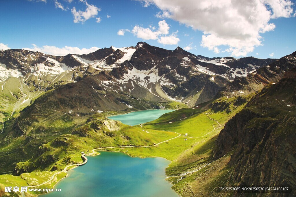 高山湖泊美景