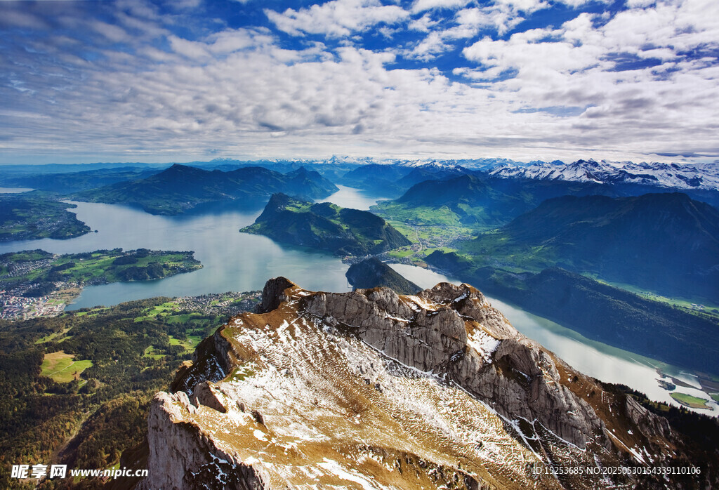 高山俯瞰壯麗湖景風光