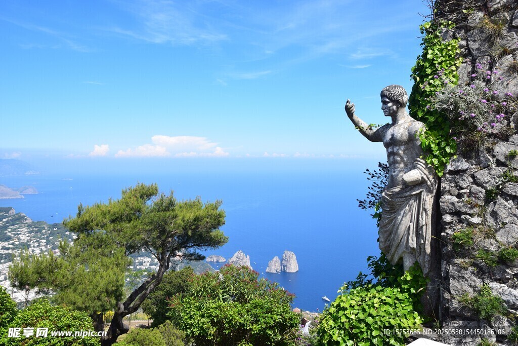 海邊雕塑景觀 綠意盎然