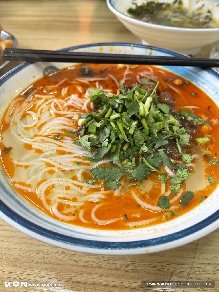 美味面條配翠綠蔥花 南充米粉