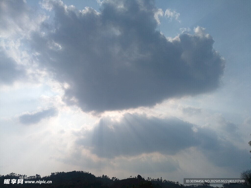 天空中厚重云朵景觀