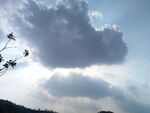 天空中厚重云朵與微光