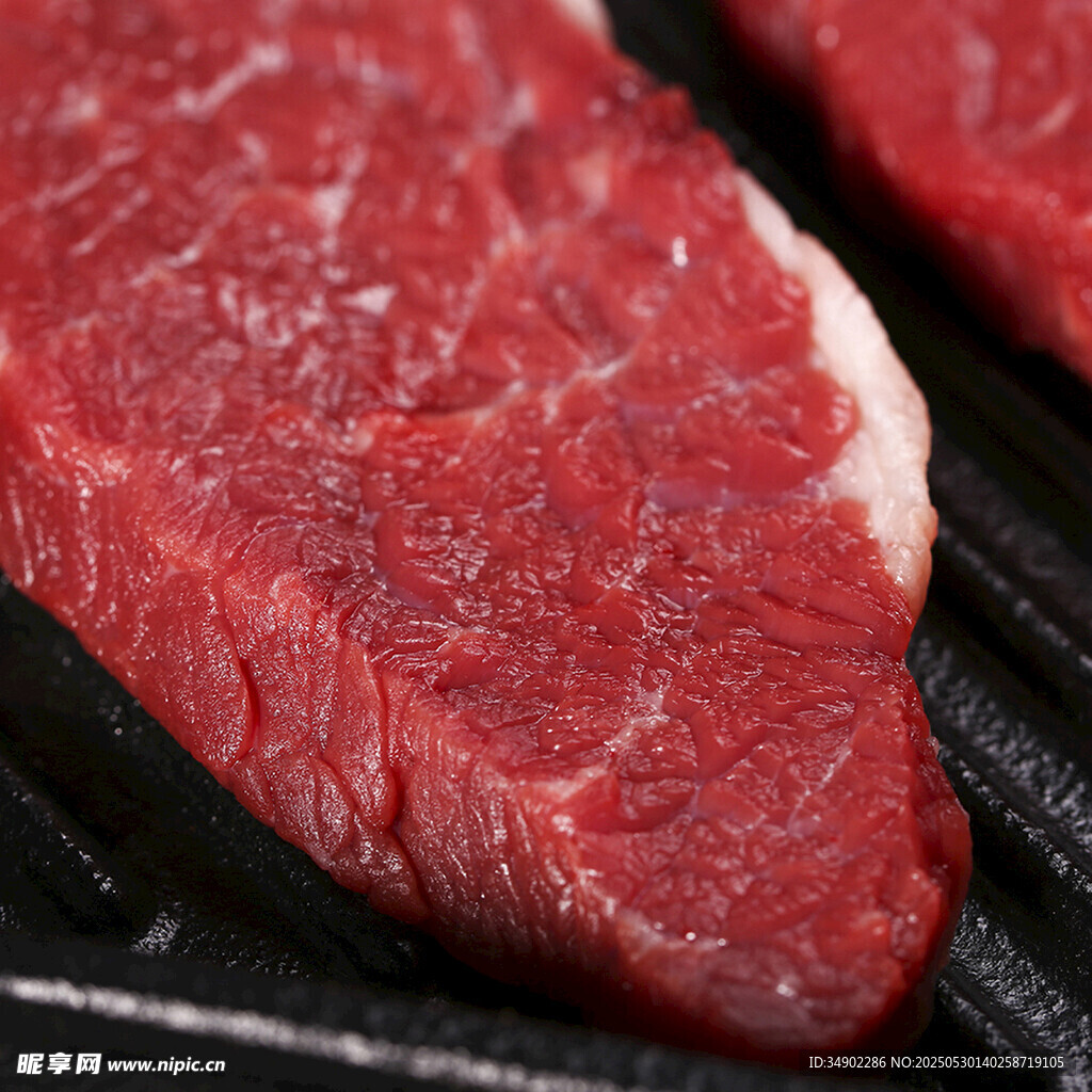 新鮮生牛肉置于烤架上