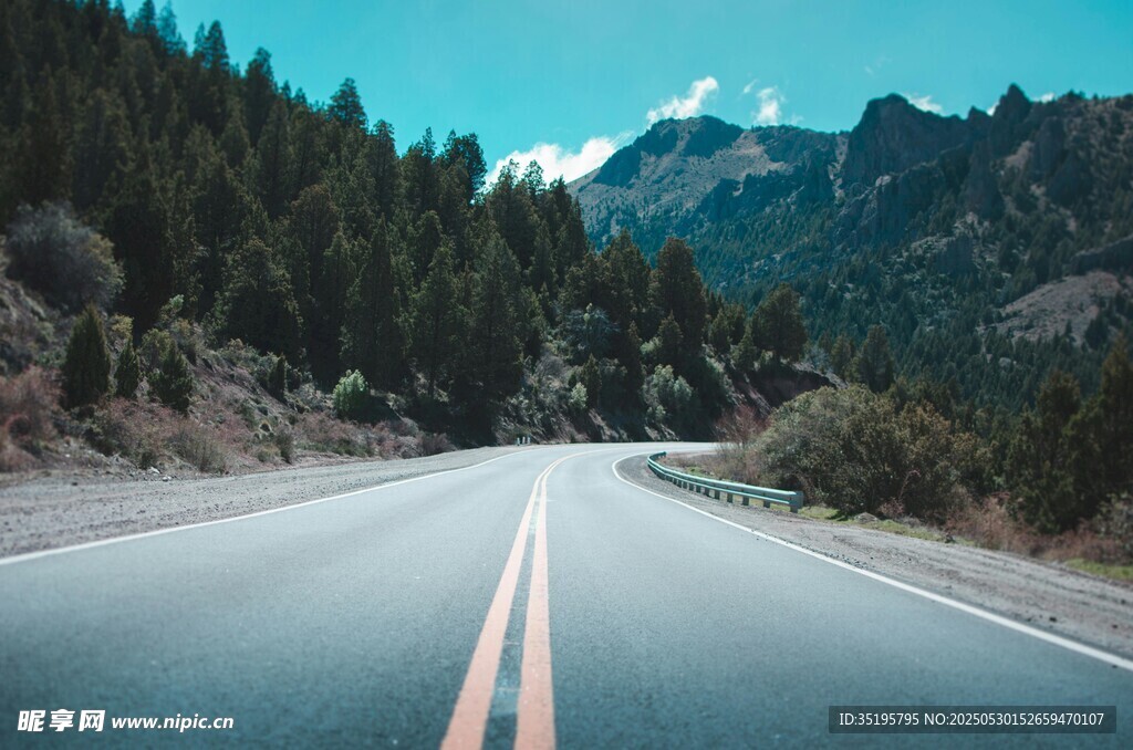 山間公路延伸向遠(yuǎn)方