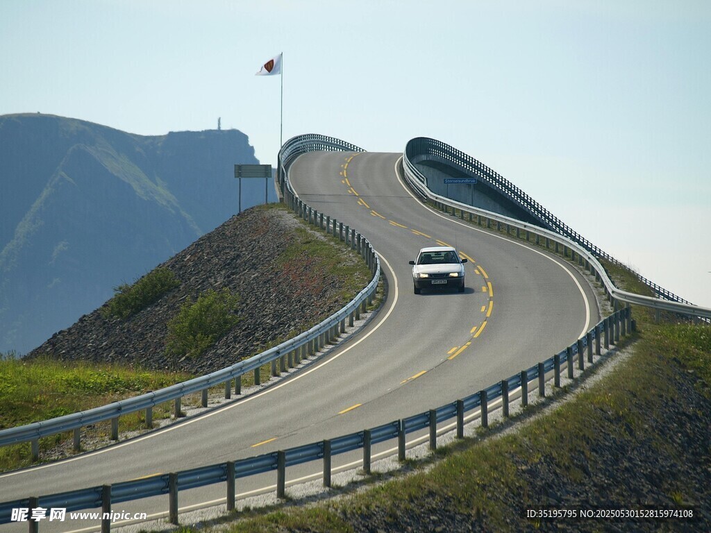 蜿蜒公路上的行駛車輛