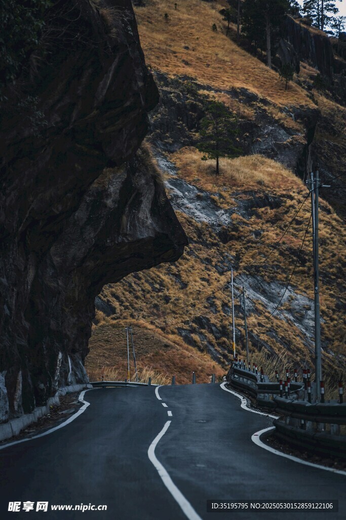 山間蜿蜒公路美景