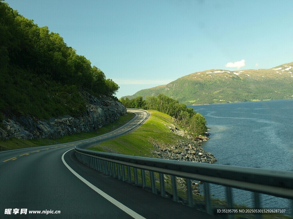 蜿蜒公路旁的湖光山色