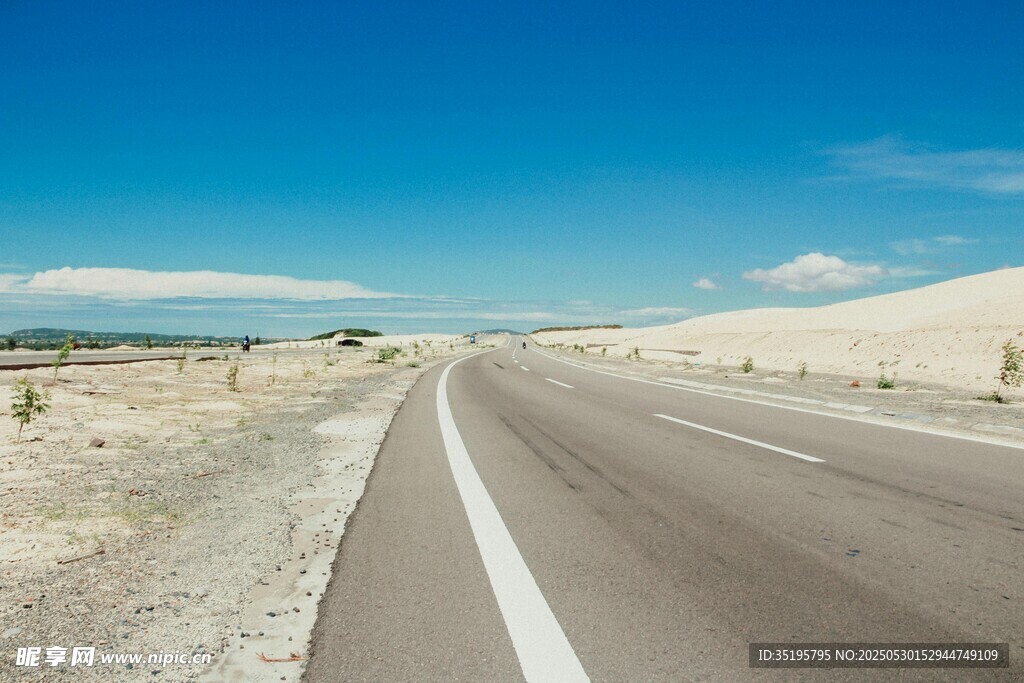 空曠公路伸向遠方