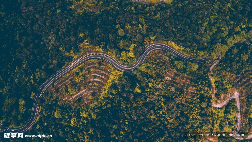 空中俯瞰蜿蜒山間公路