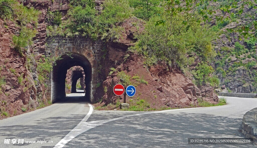 山間公路隧道入口景觀