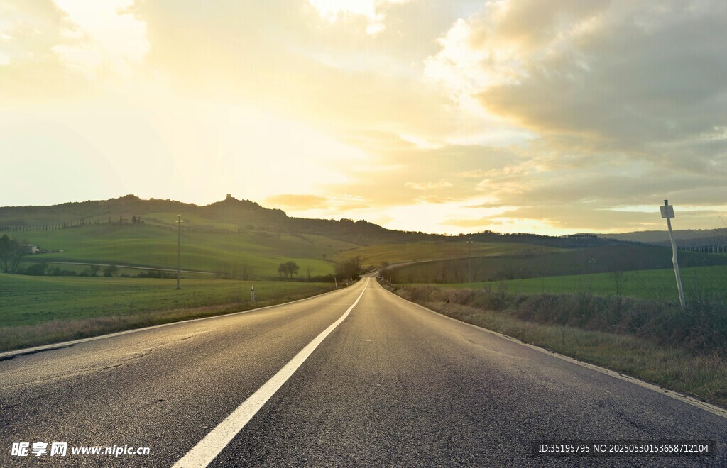 公路美景 夕陽下的旅途