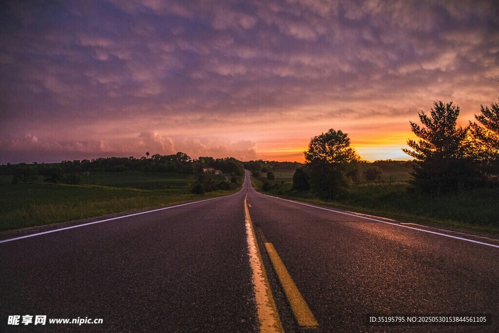 黃昏下的公路美景