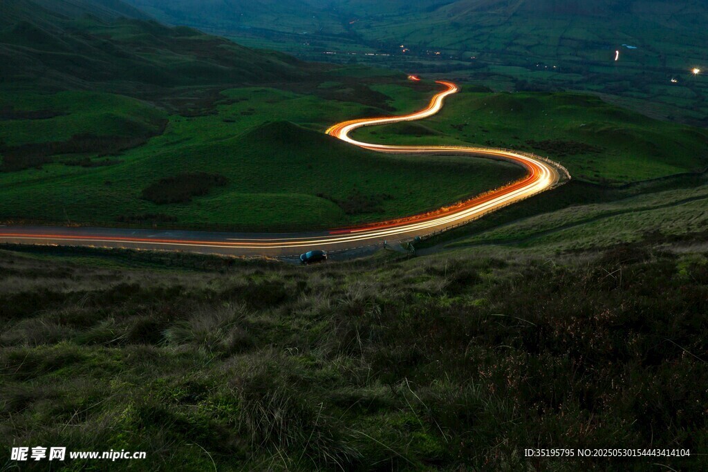 山間蜿蜒公路夜景光影