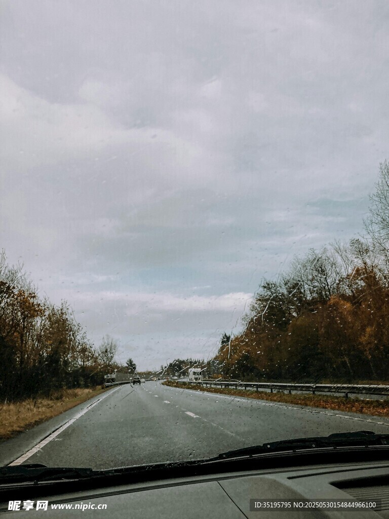 公路秋日行車景象