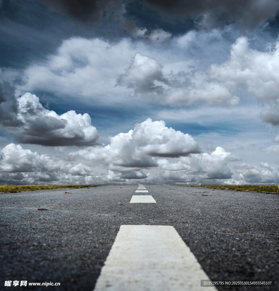 延伸向天際的空曠道路