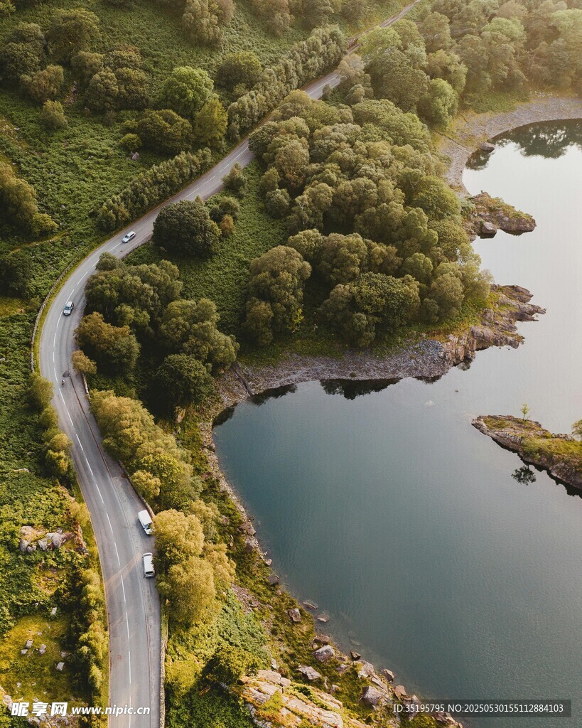 山間蜿蜒公路與碧水美景