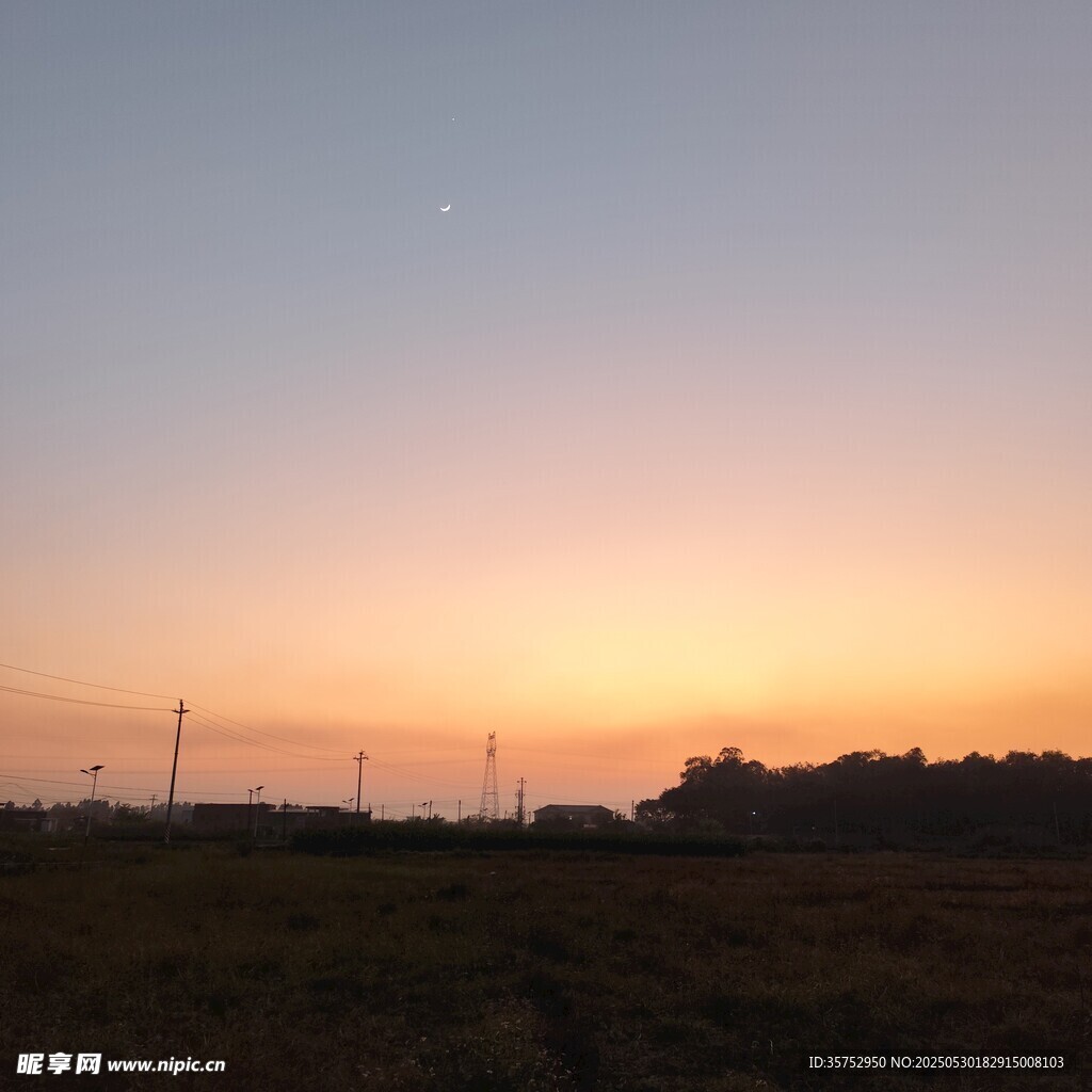 田野上的美麗日落景象