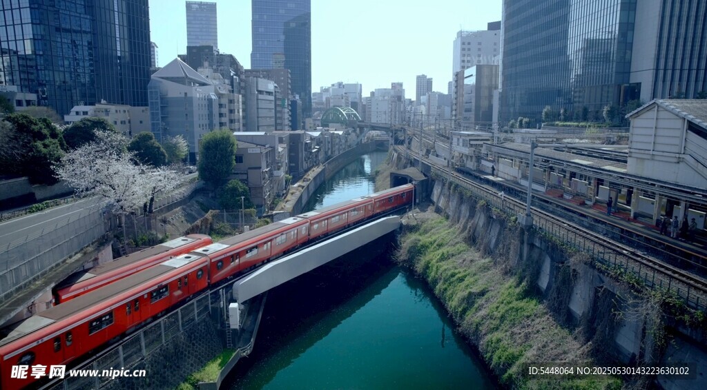 城市河畔行駛的紅色列車