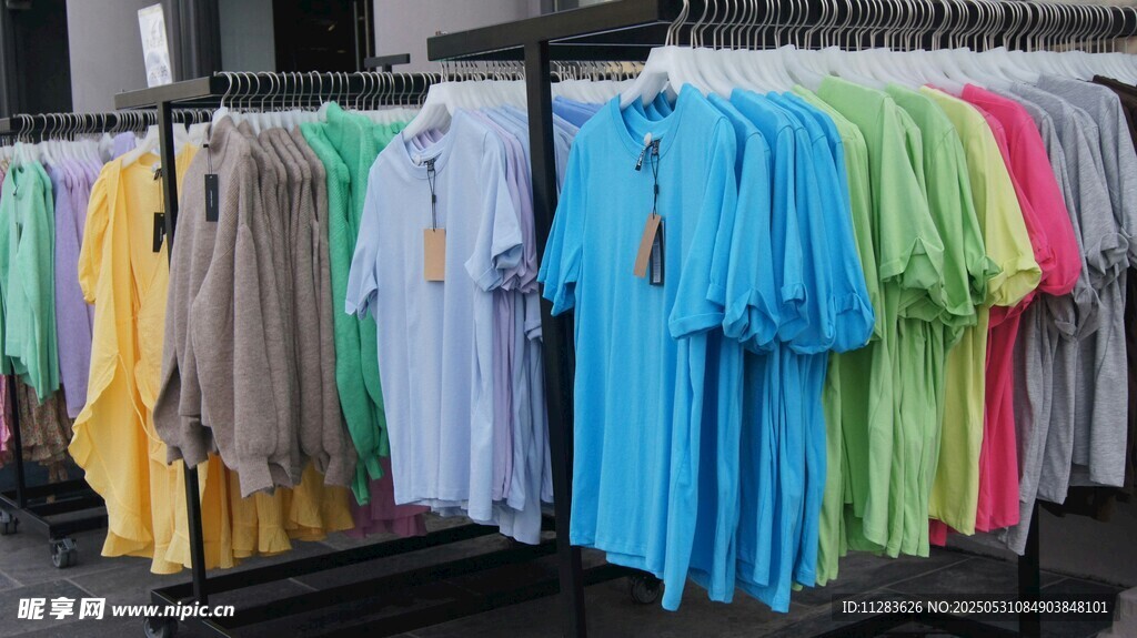 多彩服裝掛架展示