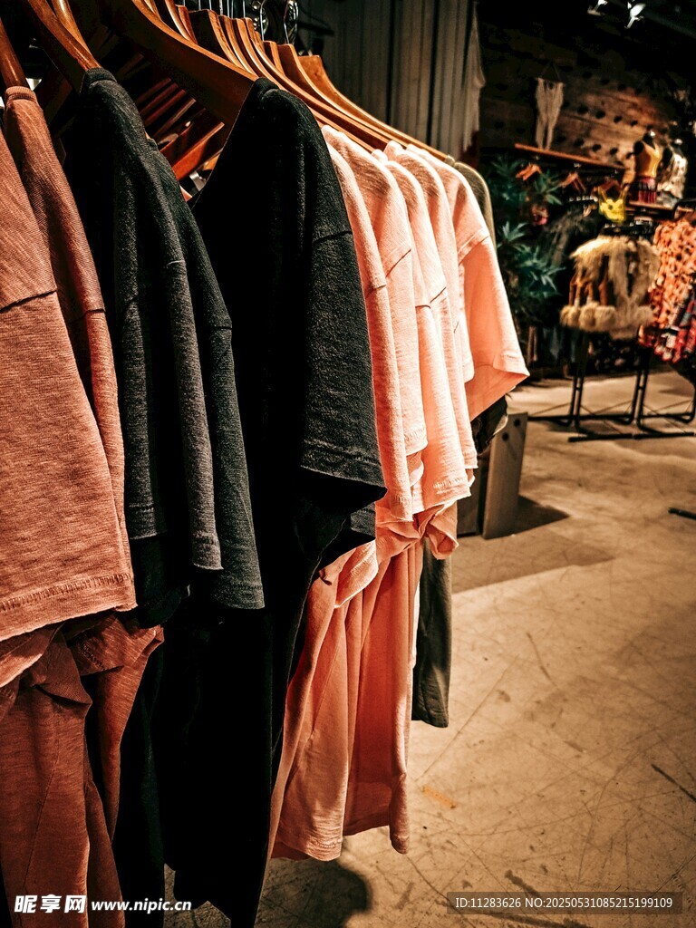 店內掛著多樣款式的服裝
