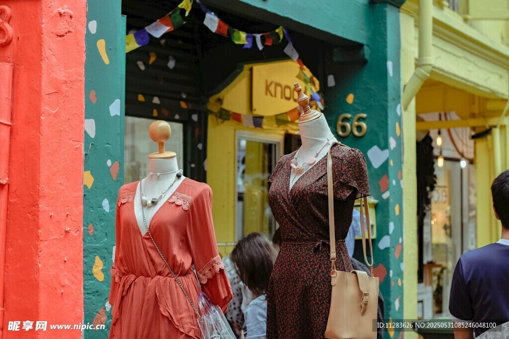街邊時尚服飾店櫥窗展示