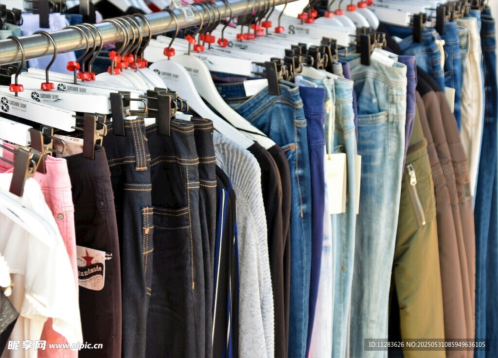 多樣服飾掛架展示