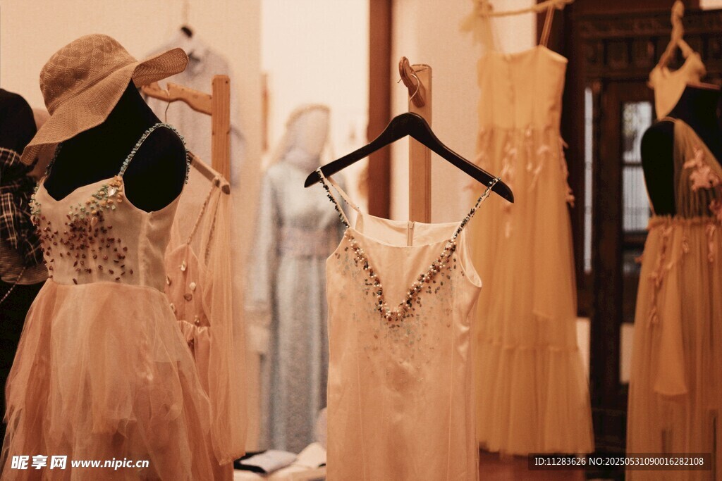 優(yōu)雅婚紗展示于店內(nèi)