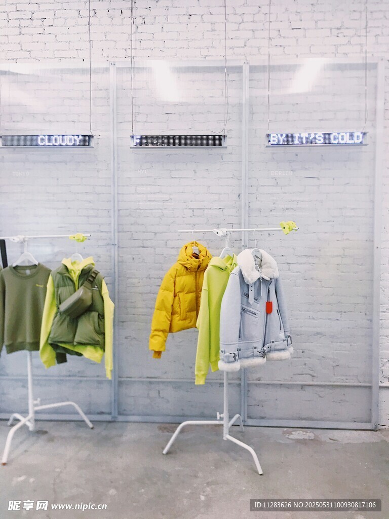 時尚服裝展示架陳列場景