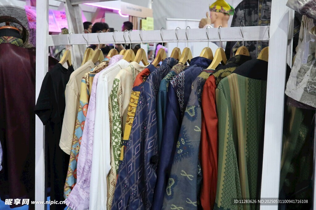 多彩服飾掛架展示