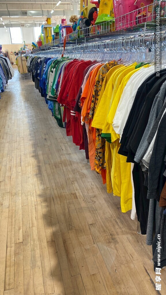 多彩服裝陳列于店鋪內