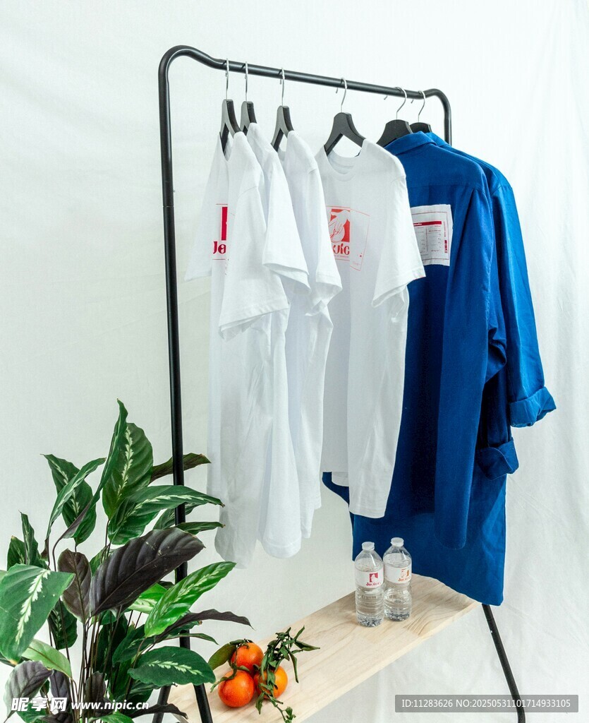 簡約衣架展示多樣服飾