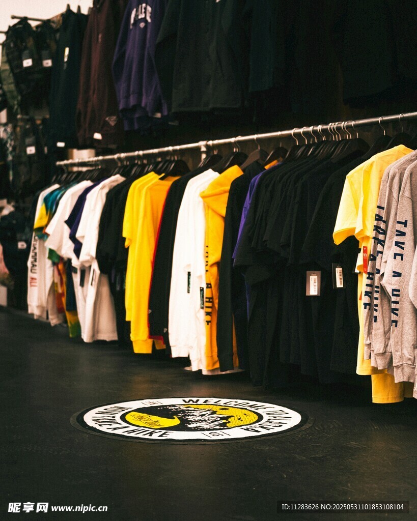多彩服飾陳列展示