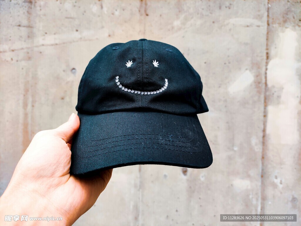 手拿笑臉圖案黑色棒球帽