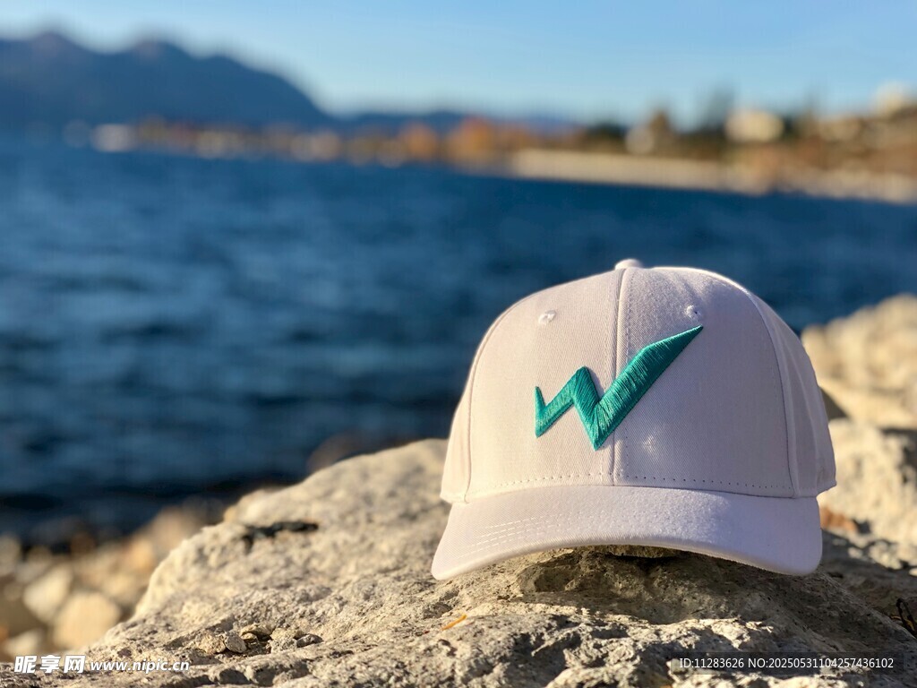 海邊白色帶標志棒球帽