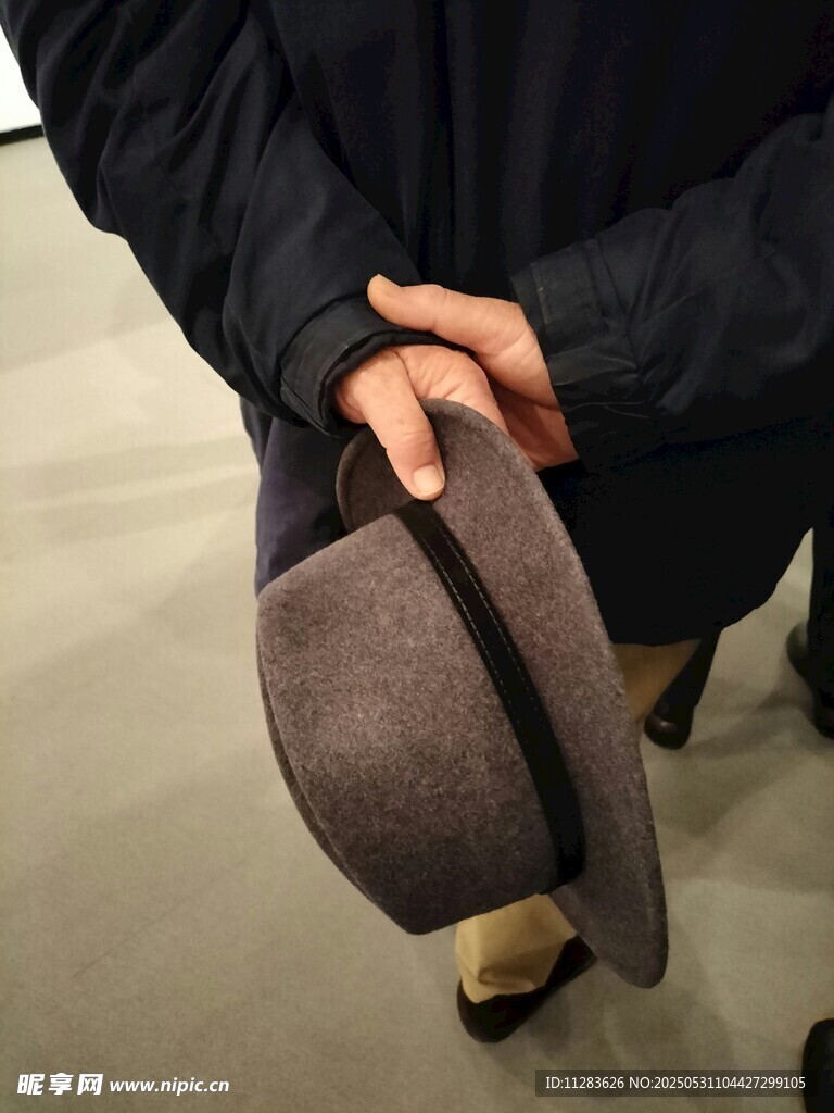 手持復古帽子特寫