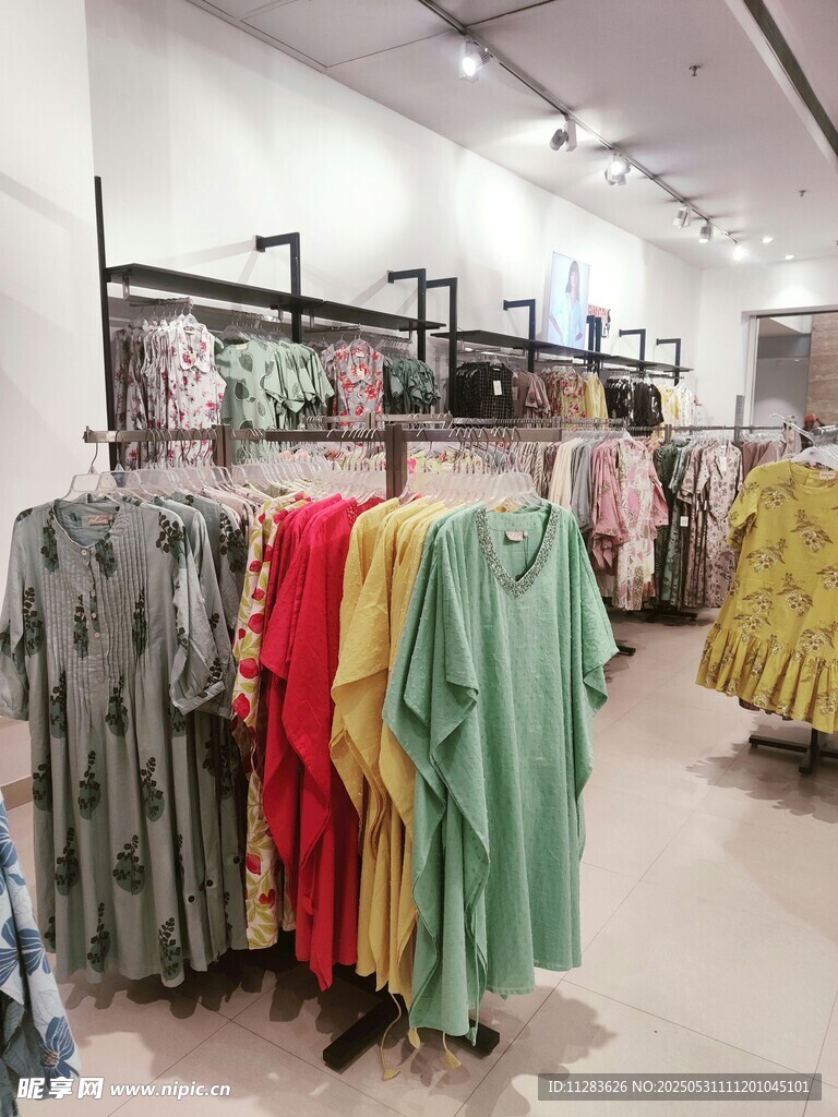 時(shí)尚服裝店多彩服飾陳列