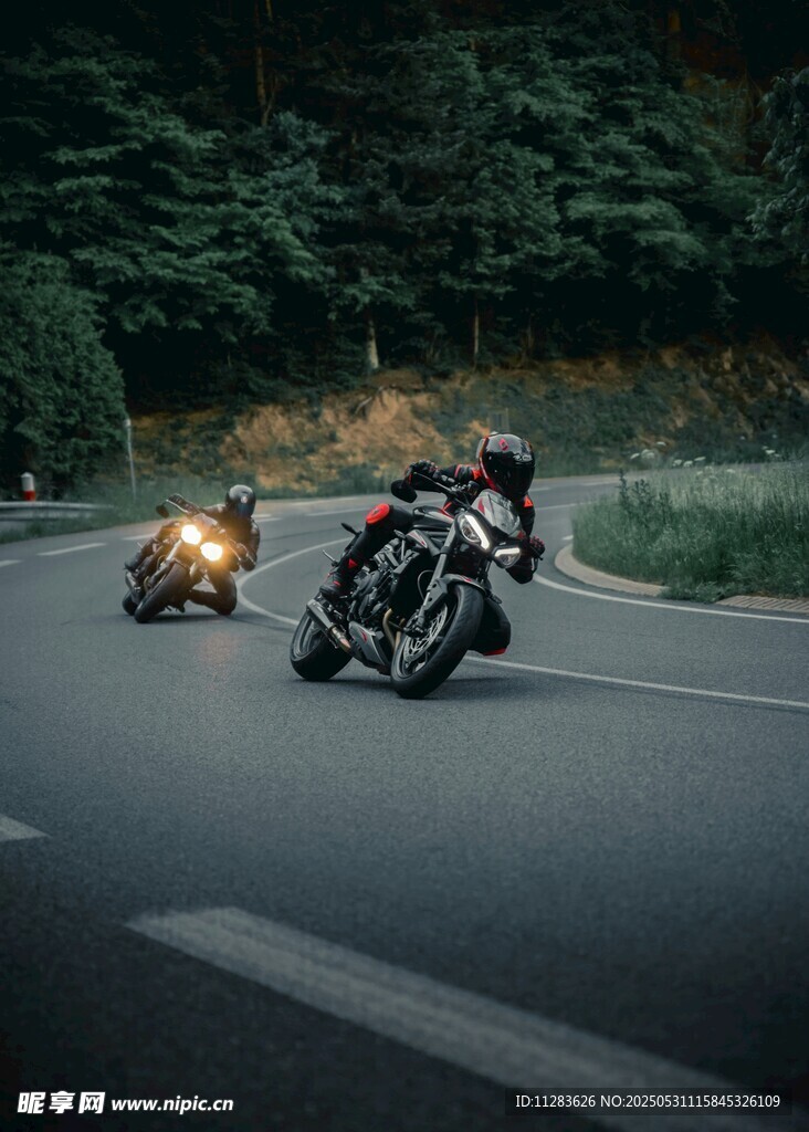 公路上摩托車與汽車的事故