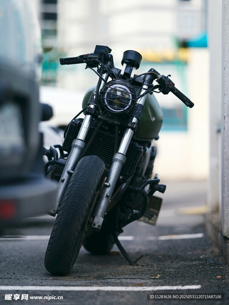 酷炫黑色摩托車停在路邊