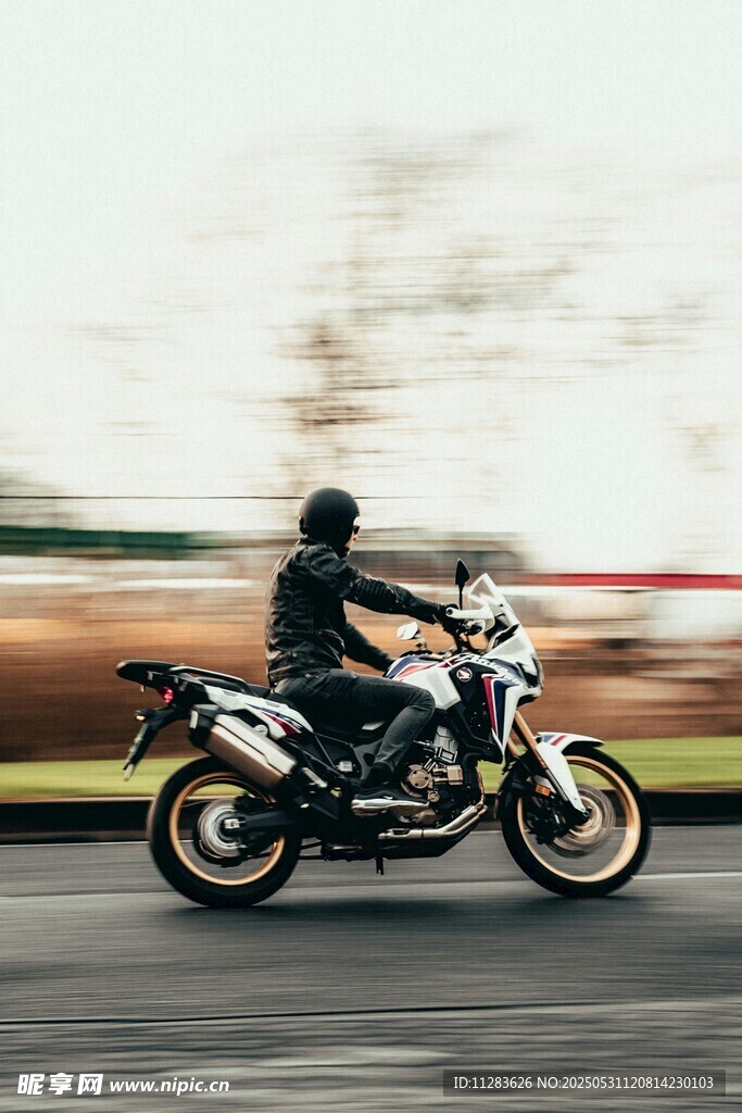 公路上飛馳的摩托車騎士
