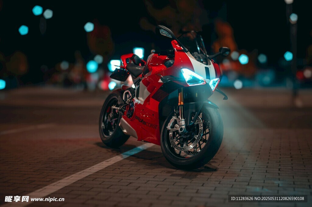 夜晚街頭的炫酷紅色摩托車